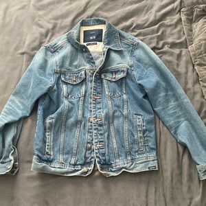Zara medium wash Men’s denim jacket
